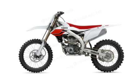 Moto Yamaha YZ250F bleue sur terrain de motocross avec design sportif et suspensions haute performance.