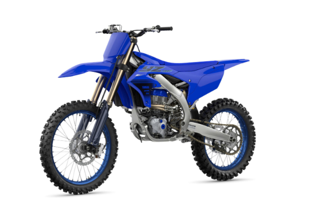 Moto Yamaha YZ450F bleue sur piste de motocross avec suspensions performantes et design sportif moderne.