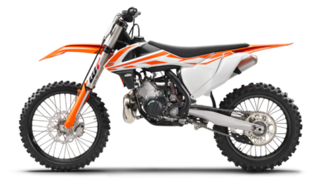 Moto KTM 250 SX-F orange sur piste de motocross avec suspensions performantes et design sportif moderne.