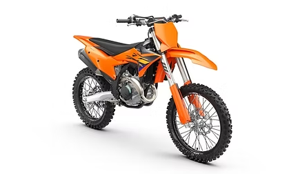 Moto KTM 450 SX-F orange sur circuit de motocross avec suspensions performantes et design sportif agressif.
