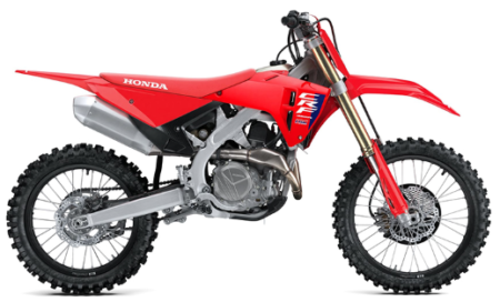 Moto honda crf450r rouge et blanche préparée pour une course de motocross sur terrain tout-terrain.