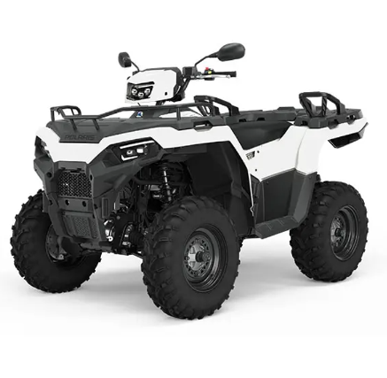 Vue avant du polaris sportsman 570 2026 sur terrain tout-terrain avec suspension renforcée et pneus larges.