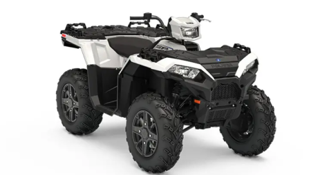 Quad polaris sportsman 850 2026 noir stationné sur un terrain tout-terrain avec suspension renforcée et pneus larges.
