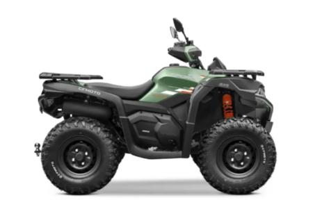 CFMOTO CFORCE 625 2026 garé sur un terrain tout-terrain avec suspension renforcée et pneus adaptés aux chemins difficiles.