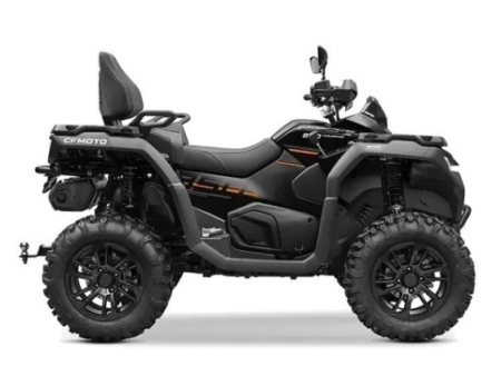 CFMOTO CFORCE 850 2026 stationné sur un chemin tout-terrain avec treuil intégré et équipements utilitaires complets.