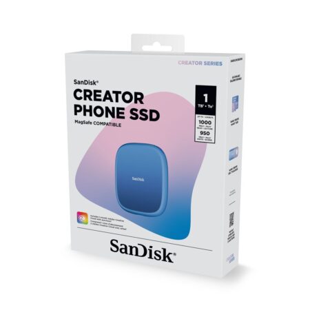 Disque ssd externe sandisk creator phone 1 to bleu branché sur un smartphone pour enregistrer une vidéo.