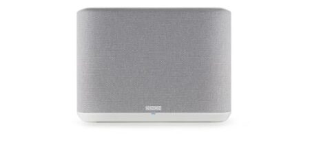 Enceinte sans fil denon home 250 blanc puissante posée sur un meuble avec design moderne et diffusion sonore stéréo
