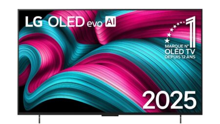 Téléviseur TV LG OLED Evo OLED42C5 modèle 2025 posé sur un meuble dans un salon lumineux.