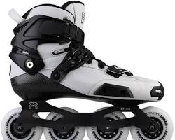 Le rollerblade rb cruiser posé sur un sol urbain, mettant en valeur son châssis en aluminium robuste et sa coque rigide haute performance.