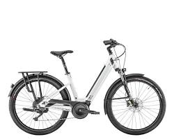 Le vélo à assistance électrique moustache samedi 27 xroad 3 noir de profil sur une piste cyclable.