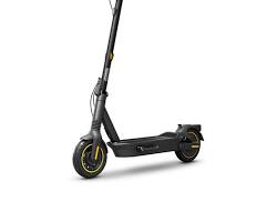 La segway-ninebot max g2 e stationnée en milieu urbain soulignant son design moderne et ses finitions haut de gamme.