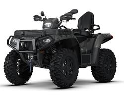 Polaris Sportsman XP 1000 2026 stationné sur un terrain tout-terrain avec équipements utilitaires et suspension renforcée.