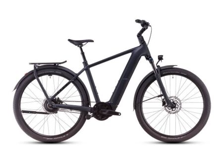 Le vélo électrique de trekking cube kathmandu hybrid pro 800 en couleur gris anthracite avec son porte-bagages et sa béquille.