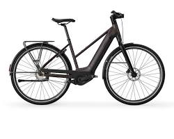 Le vélo électrique urbain Decathlon b'twin ld 920 e de couleur gris anthracite avec son porte-bagages et son garde-boue sur une piste cyclable.