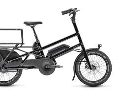 Le vélo cargo électrique Moustache Lundi 20 noir en situation réelle sur une piste cyclable.