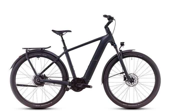 Le vélo électrique de trekking cube kathmandu hybrid pro 800 en couleur gris anthracite avec son porte-bagages et sa béquille.