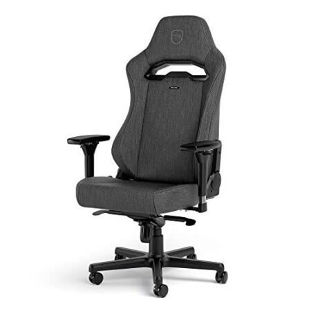 Un noblechairs fauteuil gamer hero st tx en tissu gris élégant installé dans un setup gaming moderne avec éclairage LED.
