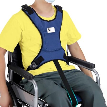 Ceinture sécurité fauteuil roulant harnais anti glissement installée sur un fauteuil pour maintenir confortablement une personne âgée ou à mobilité réduite en position assise.