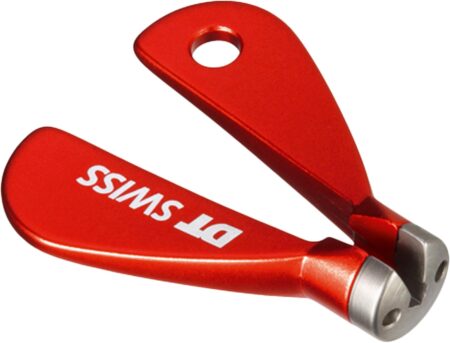 Clé à rayons dt swiss proline tétine rouge utilisée pour le réglage précis des rayons de roue de vélo.