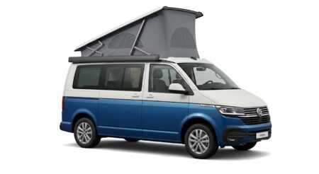 Volkswagen california t7 2026 van compact aménagé avec toit relevable et espace de couchage conçu pour les voyages et le camping.