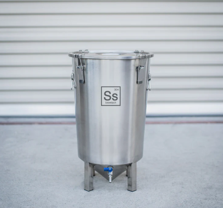 Fermenteur conique inox compact BrewBucket Pro utilisé pour la fermentation de bière artisanale à domicile.