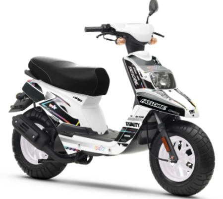 Scooter mbk booster spirit noir avec design sportif et moteur 50 cm³ adapté aux déplacements urbains quotidiens.