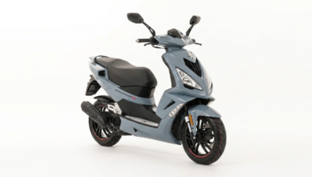 Vue latérale du peugeot speedfight 50 2026 avec son design sportif et ses équipements modernes pour la circulation urbaine.