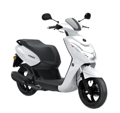 Scooter Peugeot Kisbee 50 2026 stationné en ville, design compact et moderne adapté aux déplacements urbains quotidiens.