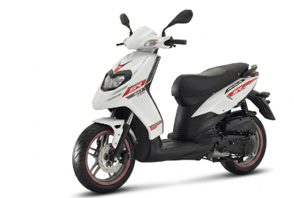 Scooter urbain sportif Aprilia Sr 50 2026 stationné en milieu urbain moderne montrant son design compact et dynamique.