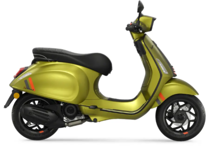 Scooter Vespa Sprint 50 2026 stationné en milieu urbain montrant son design italien élégant et sa finition sportive moderne.