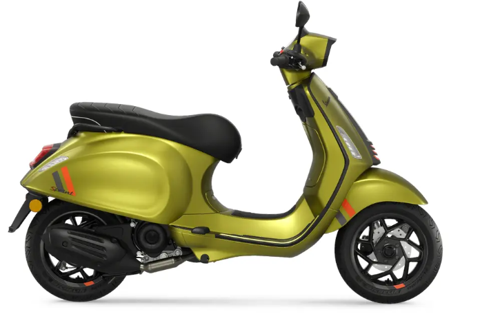 Scooter Vespa Sprint 50 2026 stationné en milieu urbain montrant son design italien élégant et sa finition sportive moderne.