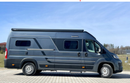 Adria Twin fourgon aménagé 2026 stationné en extérieur avec espace de vie moderne, cuisine équipée et couchages confortables pour les voyages.