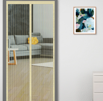 Moustiquaire magnétique PeaceOut installée sur une porte offrant une protection efficace contre les insectes tout en laissant circuler l’air.