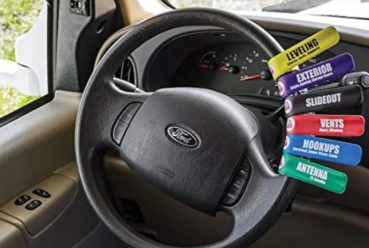 Bandes de contrôle volant Camco installées sur un volant de véhicule améliorant la stabilité et la précision de conduite.