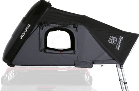Tente de toit hybride ikamper skycamp 3.0 installée sur un véhicule en pleine nature, ouverte pour un camping confortable en plein air.