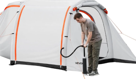Image d’une tente de hayon gonflable VEVOR installée à l’arrière d’un véhicule créant un espace de vie protégé pour le camping et les voyages en van.
