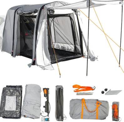 Un auvent gonflable polyvalent pour camping-car installé devant un véhicule sur un emplacement de camping ensoleillé.