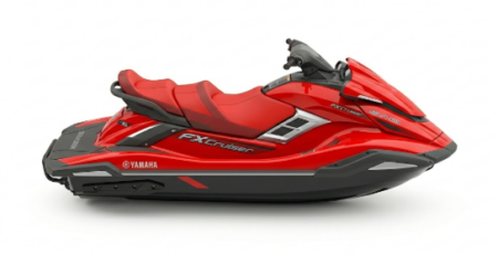 Le fx cruiser svho 2026 naviguant sereinement sur un lac calme avec un design élégant.