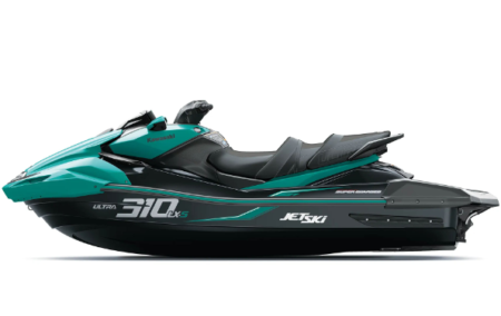 La Kawasaki Ultra 310LX 2026 naviguant sur une étendue d'eau avec une finition premium élégante.
