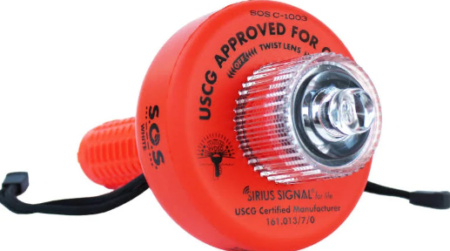 Kit de signal de détresse visuel électronique LED SOS Sirius Signal C-1003 avec drapeau et sifflet utilisé en situation de sécurité maritime sur bateau en mer.