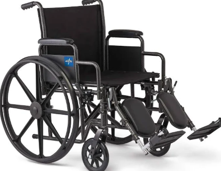 Medline avec accoudoirs amovibles fauteuil roulant confort doté d'une structure robuste et d'accoudoirs amovibles pour faciliter les transferts quotidiens.
