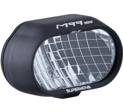 Phare avant supernova m99 mini pro 25 noir monté sur un vélo électrique avec éclairage puissant et faisceau large pour la route.