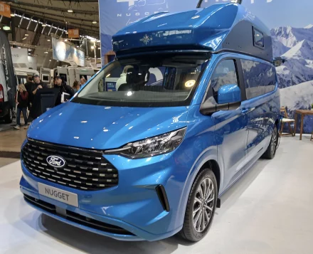 Van aménagé Ford Transit Custom Nugget 2026 stationné en pleine nature, montrant le ford transit custom nugget 2026 avec toit relevable et espace de vie optimisé.