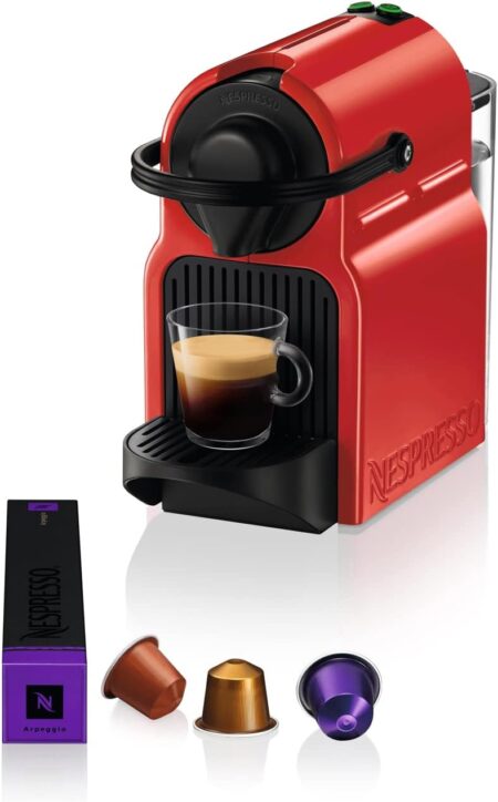 Image de la machine à café nespresso krups inissia rouge posée sur un plan de travail, montrant une cafetière compacte à capsules avec design moderne et élégant.