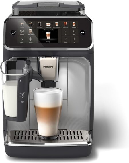 Image de l’expresso broyeur Philips 5500 LatteGo EP5546/70 noir et argent avec écran tactile et carafe LatteGo, mettant en avant l’expresso broyeur philips 5500 lattego ep5546/70 en usage dans une cuisine moderne.