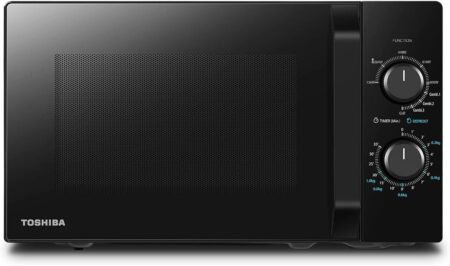 Four à micro-ondes Toshiba MW2-MG20P(BK) noir de 20 litres avec fonction gril, cuisson combinée et commandes mécaniques, installé sur un plan de cuisine.
